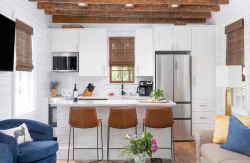 Cannonborough Elliotborough House | M2 at Saint Philip Square, One Block to King, Cozy Two Story Stay, Garden Views