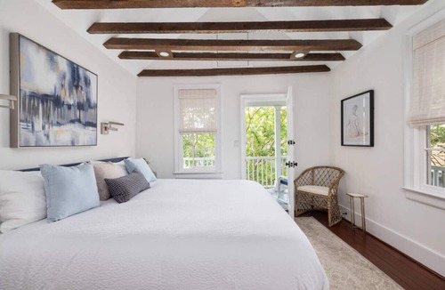Cannonborough Elliotborough House | M2 at Saint Philip Square, One Block to King, Cozy Two Story Stay, Garden Views