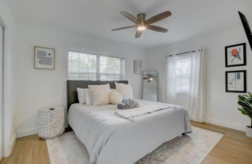 Citrus Isles House | Madrinas Cozy Three Bedroom One Bath with Spacious Backyard