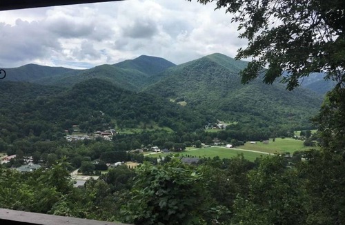 Maggie Valley Cabin | MAGGIE FAVORITE 3/3 FAMILY LOG CABIN with GREAT VIEWS, LARGE GAME ROOM & HOT TUB