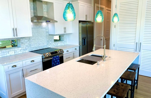 Jupiter House | Magical 10+ Acre Waterfront Nature Retreat. Near Beaches, Bars and Restaurants.