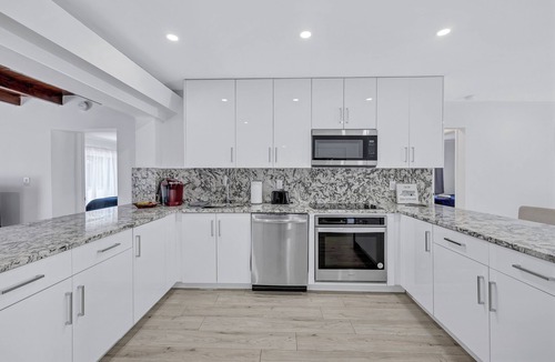 North Central Hollywood House | Magical Lakefront Pool Home close to Beach Hard Rock Guitar Hotel Airport