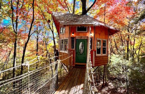 Copperhill House | Magical Treehouse Mountain Views Dog Friendly