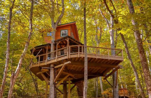 Copperhill House | Magical Treehouse Romantic Hot Tub and Sauna