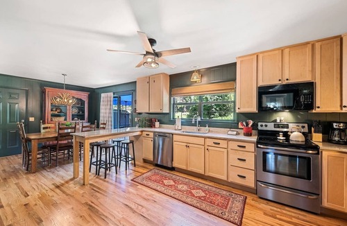 Maggie Valley House | Majestic Grace-Spacious Style, Amazing Location!