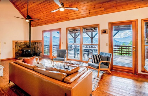 Bryson City Cabin | Majestic View Bryson City: Hot Tub + Pool Table + Amazing Views + Pet Friendly