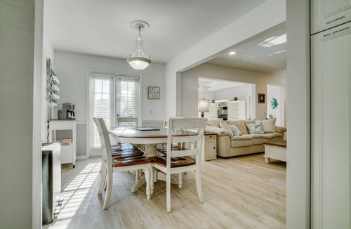 Bayshore Gardens House | Manatee Cove: Private Oasis with Wildlife, Hot Tub & Fun Game Room!