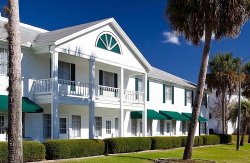 Crystal River House | Manatee Encounter! Near Three Sister Springs! Free Parking, Pool!