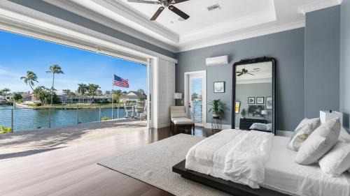 Marco Island House | Marco Polo by AvantStay Waterfront 5BDR Pool Spa Fire Pit Walk to Beach