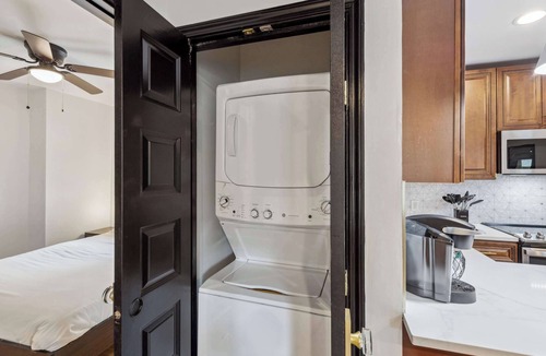 Evergreen House | McLean Manor w/Hot Tub (Guest House)