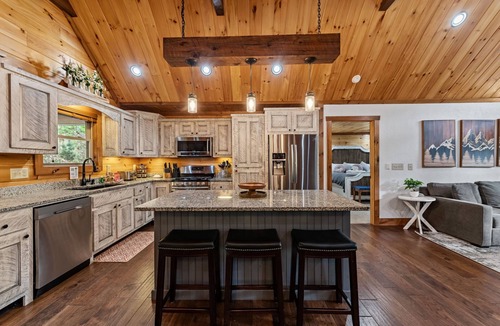 Cherry Log Cabin | Meadow Creek Retreat - Family Friendly | Rustic Modern | Hot Tub