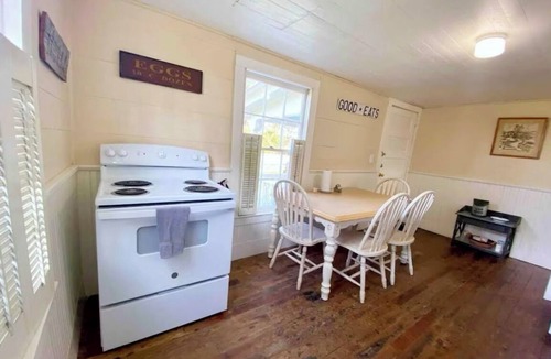 Griffin Cottage | Meadowview Cottage in Beautiful Rural Georgia