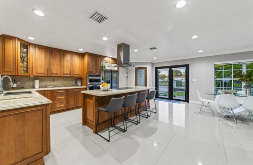 Carol City House | Miami Chilling-Amenities w/Hot Pool-spa/pool table/BBQ