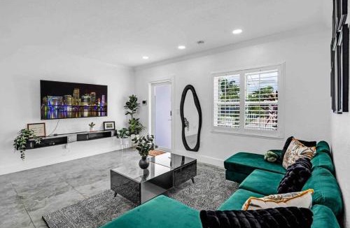 West Little Havana Apartment | Miami Luxury Home! Next to Miami airport and beach