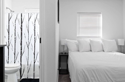 East Ridge Apartment | Mins from Zoo & Downtown! Laurel Lounge Apt. 3