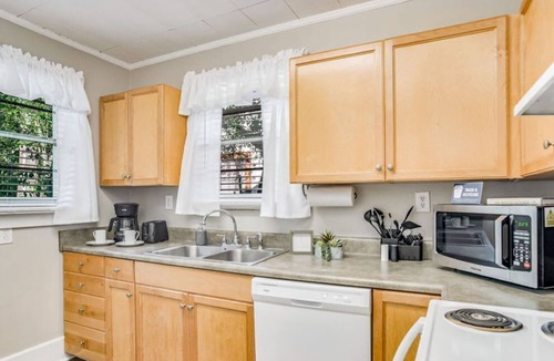 Warrington House | Mins to Downtown, Beach & NAS- Cast Away on Wilson