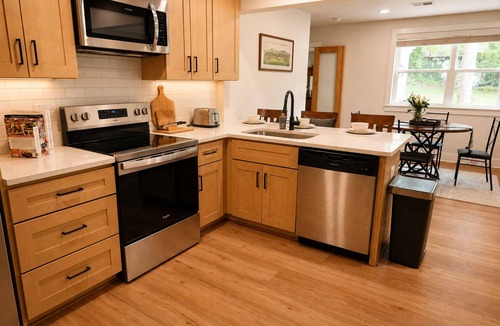 Forest Park House | Minutes to Atlanta Airport/Downtown, Yard, Fire Pit, Sleeps 10
