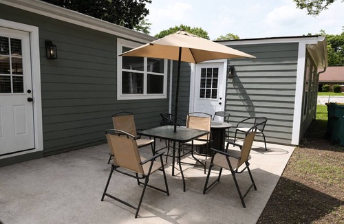 Forest Park House | Minutes to Atlanta Airport/Downtown, Yard, Fire Pit, Sleeps 10