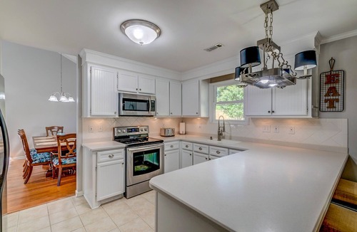Charleston House | Minutes to Tanger Outlet, Top Golf, Pool, Hockey, Billiards, Ping Pong, Cornhole