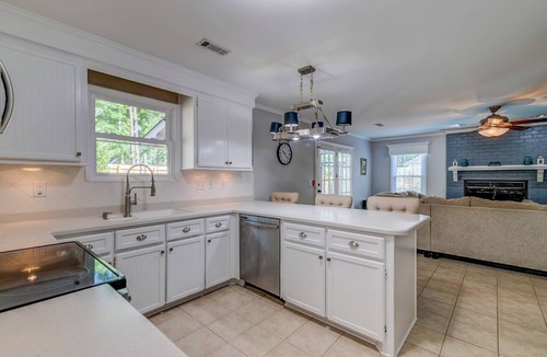 Charleston House | Minutes to Tanger Outlet, Top Golf, Pool, Hockey, Billiards, Ping Pong, Cornhole