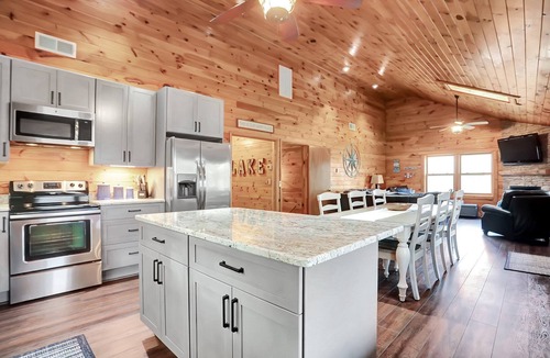 McHenry House | Minutes to Wisp! Renovated! Hot Tub! Fast Wi-Fi!
