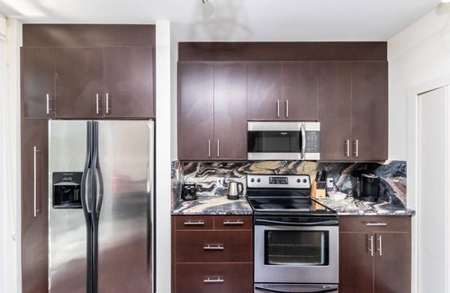 Northeast Miami Apartment | Modern 1 bed . Spacious . Clean . 800sq ft . Sleeps 4 . Secure bdg . Parking