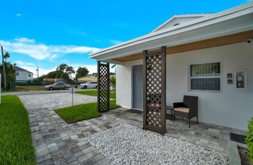 Delray Beach Apartment | Modern 1 bedroom Vacation apartment with Pool C