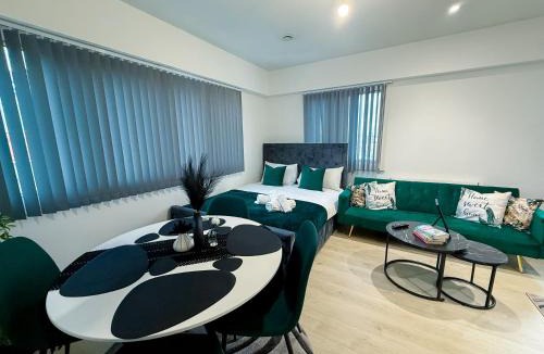 Harlington Apartment | Modern 2 Bed Flat by Heathrow Airport, Free Parking