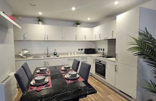 The Westside Apartment | Modern 2-Bedroom Apartment in Birmingham city centre – Sleeps 6 + Free Parking