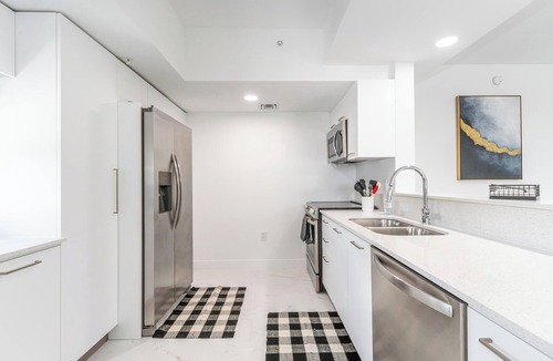 Parkside Apartment | Modern 2-bedroom apartment w/Pool near beach and airport