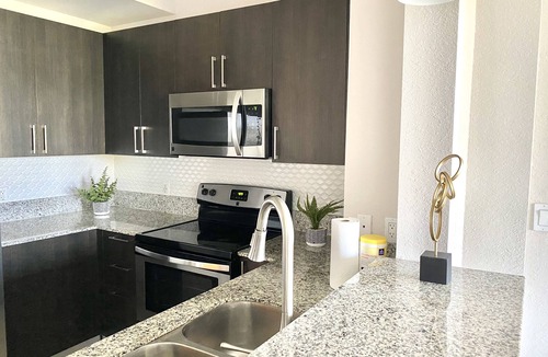 Coral Terrace Apartment | Modern 2 BR condo with downtown and city views
