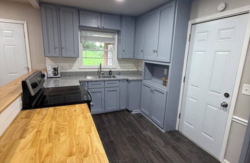 Conley House | Modern 2BR 2 Bath Business Weekly Monthly Stays