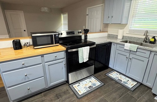 Conley House | Modern 2BR 2 Bath Business Weekly Monthly Stays
