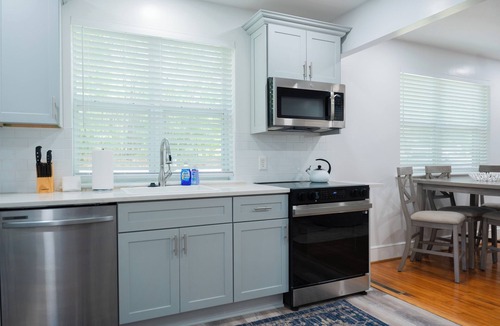 Columbia House | Modern 2BR King Bed near USC, Downtown & Ft Jackson
