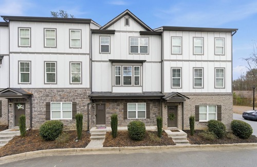 Lilburn House | Modern 3-Story Retreat: Space, Comfort & Quiet -Flexible Check-in & Check-out