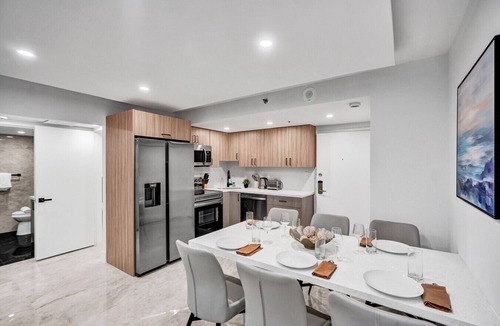 Mid Beach Apartment | Modern 3BR Ocean-View Condo | Pools, Gym & Sauna 1407