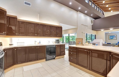 Survey Creek Villa | Modern 6BR Villa Resort Style Pool on Golf Course