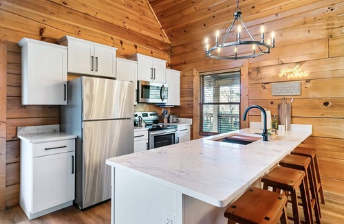 Sevierville Cabin | Modern and Cozy - Hot Tub - Newly Renovated!