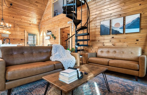 Sevierville Cabin | Modern and Cozy - Hot Tub - Newly Renovated!