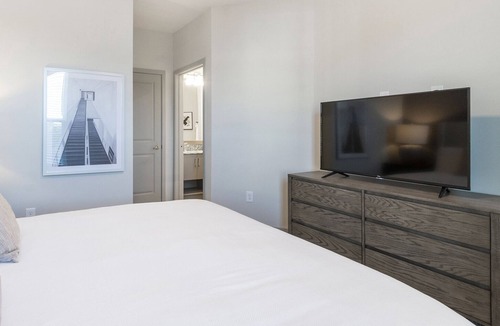 OakLeaf Plantation Apartment | Modern Apartment in Prime Location (ID8935X42)