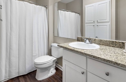 Germantown Apartment | Modern Apartment in Prime Location (ID6658X24)