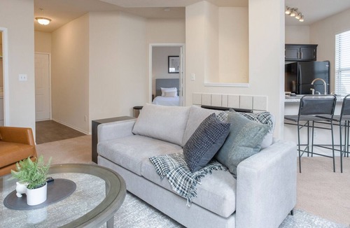Woodland Hills Apartment | Modern Apartment in Prime Location (ID1735X20)