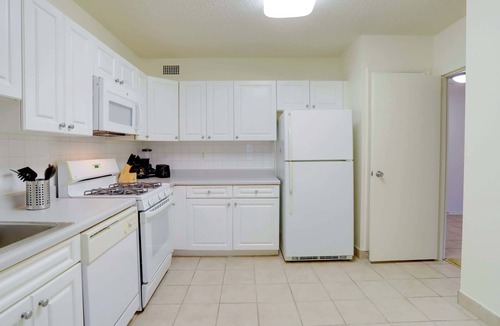 Aurora Highlands Apartment | Modern Apt W Business Space & Gym