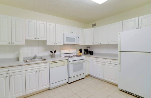 Aurora Highlands Apartment | Modern Apt W Business Space & Gym