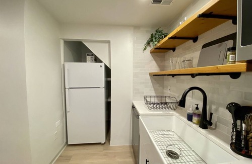 Cherrydale Apartment | Modern Basement 1 King Bed with No Stairs