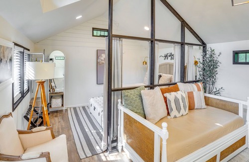 Camden Apartment | Modern Camden Villa w/ Deck, Near Tennessee River