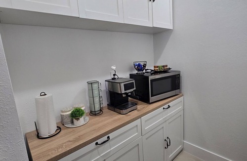 Lantana Apartment | Modern Coastal Studio 5 Mins to the Beach Peaceful getaway near the coast!