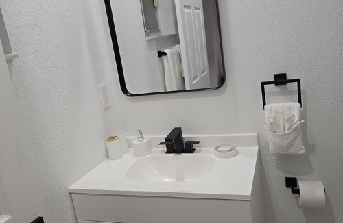Lantana Apartment | Modern Coastal Studio 5 Mins to the Beach Peaceful getaway near the coast!