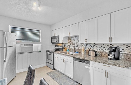 Royal Poinciana House | Modern & Comfy 2 BR ~ Mins to Beach & Casino #191