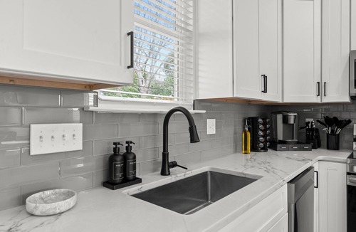 Augusta House | Modern Downtown Getaway